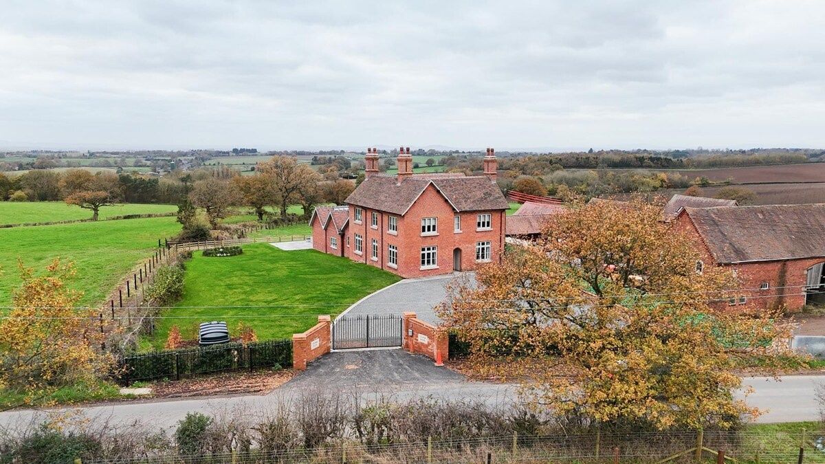 Large Group Accommodation in Birmingham with nine ensuite bedrooms and 17 beds at Grange House