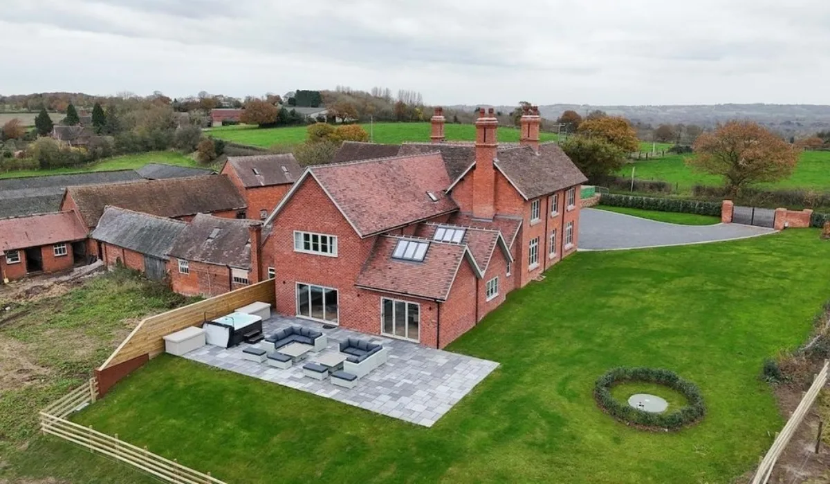 Rented accommodation Birmingham Grange House with all house amenities and flexible booking options.
