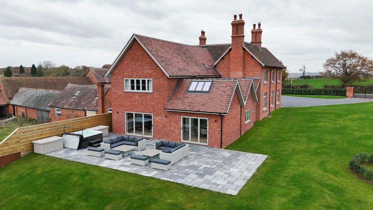 Large Group Accommodation in Birmingham at Grange House set in open countryside near Alvechurch